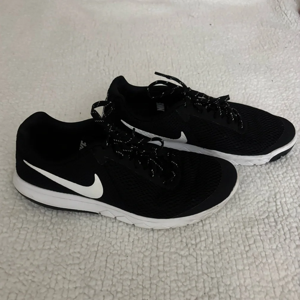 Nike sleek black